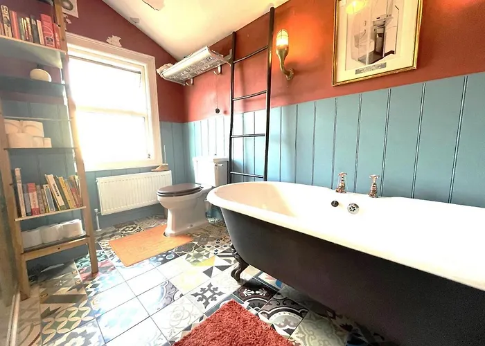 Cosy Period With Spacious Garden Holiday home *