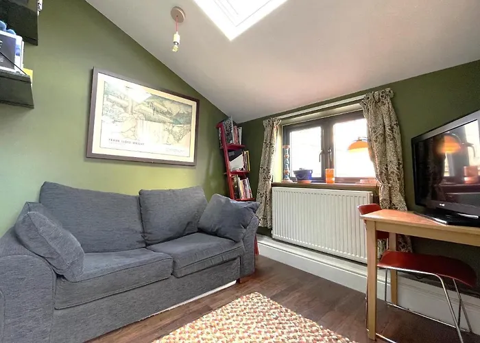 Cosy Period With Spacious Garden Holiday home Bristol