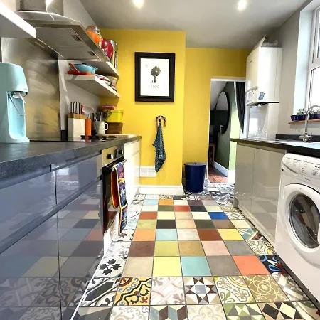 Cosy Period With Spacious Garden *