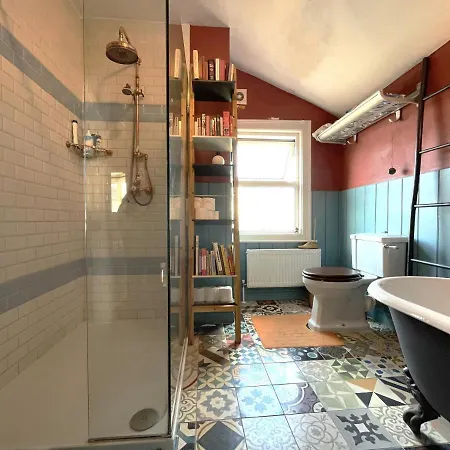 Cosy Period With Spacious Garden Bristol