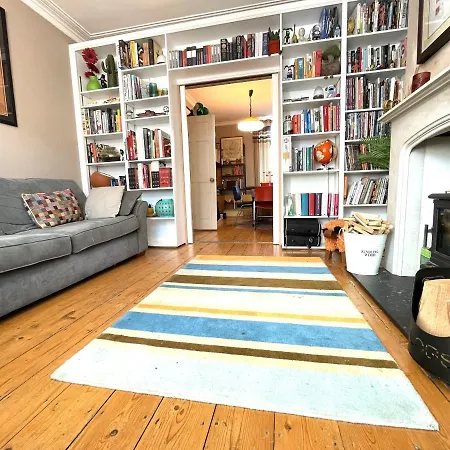 Cosy Period With Spacious Garden Сasa de vacaciones