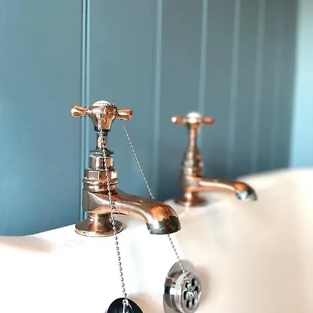 Cosy Period With Spacious Garden *