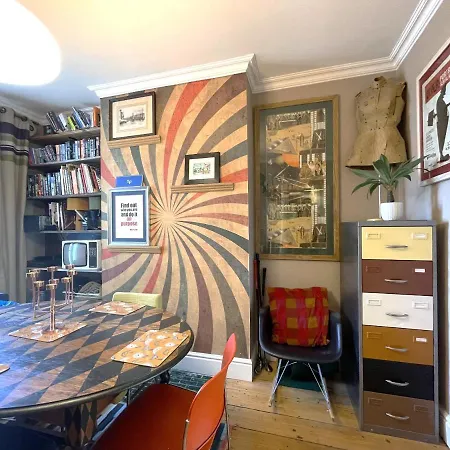 Cosy Period With Spacious Garden בית נופש