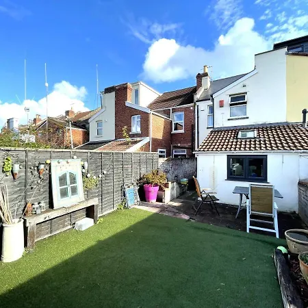 Cosy Period With Spacious Garden Bristol