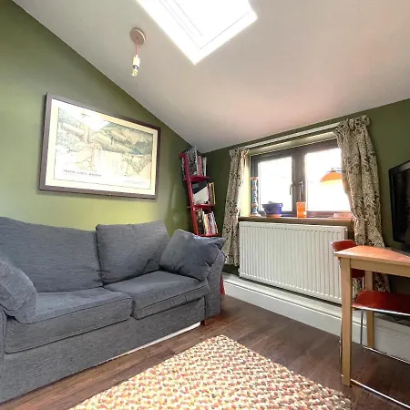 Cosy Period With Spacious Garden בית נופש בריסטול
