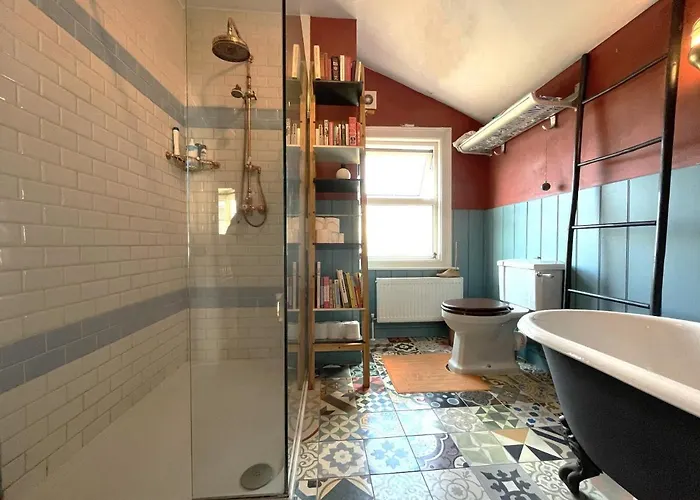 Cosy Period With Spacious Garden Bristol