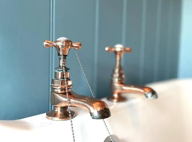 Cosy Period With Spacious Garden *