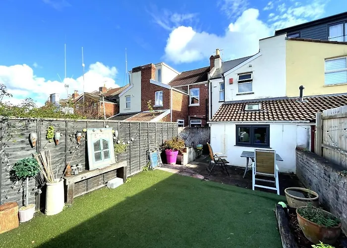 Cosy Period With Spacious Garden Bristol